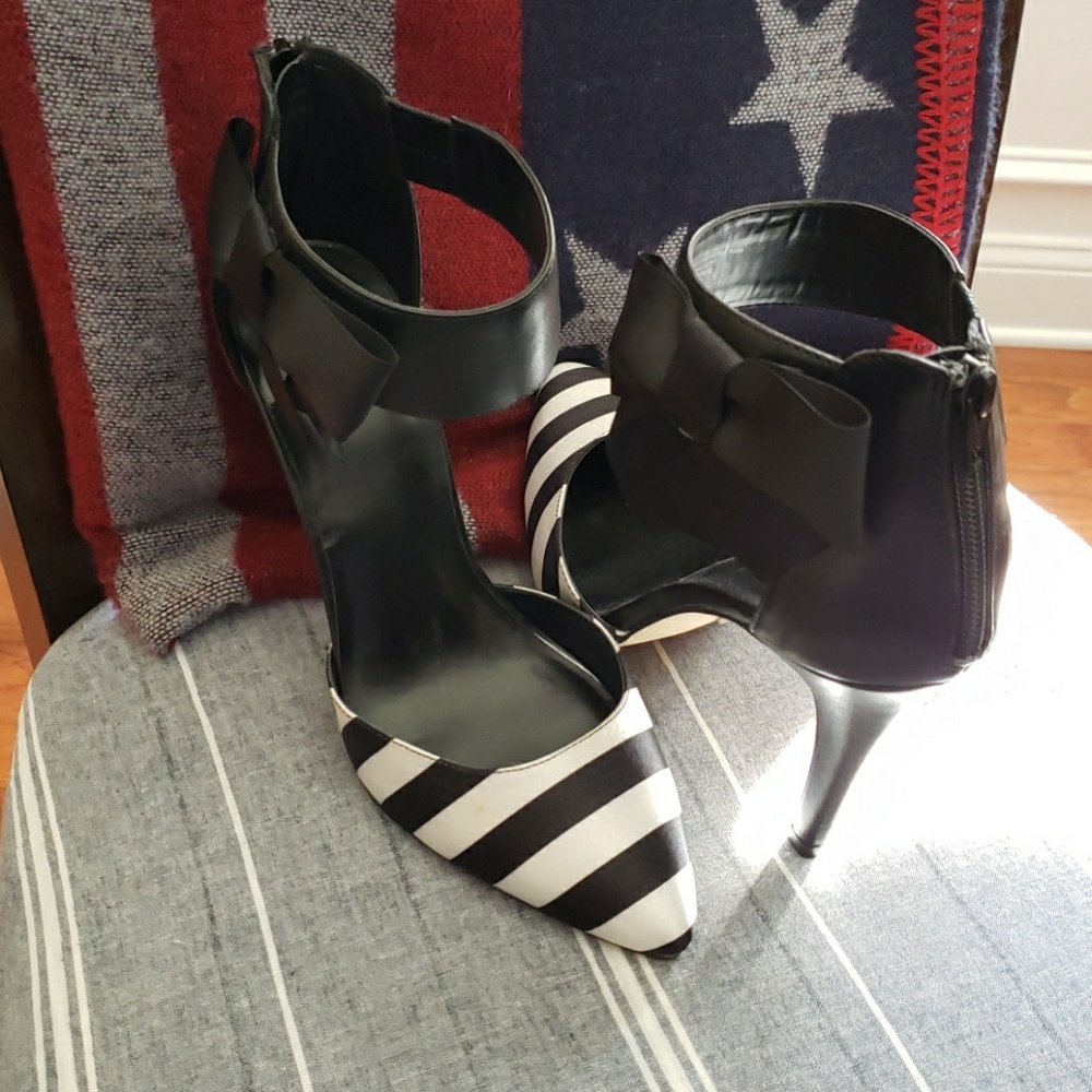 Elle Runway striped heels with bow